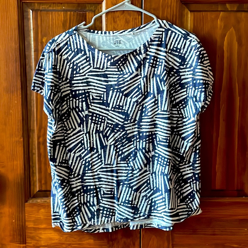 Uniqlo graphic print tee size M
